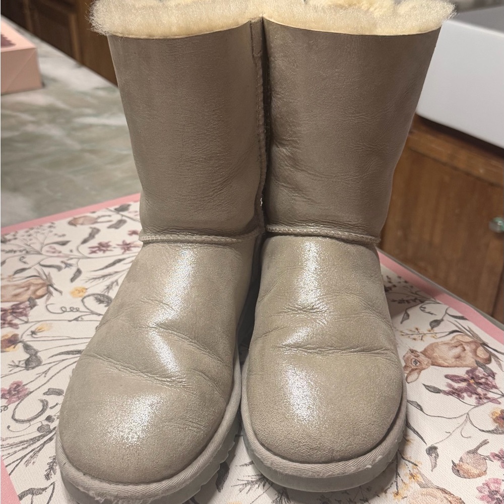 Women’s UGG SZ 8/9 Special Edition shimmer with rhinestone & blue ribbon